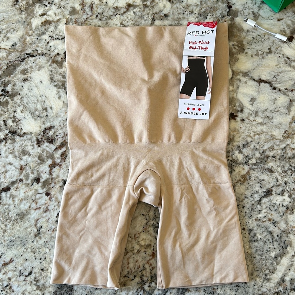 High waist shaping through thigh